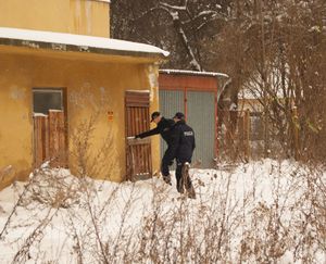 policjanci w pustostanach