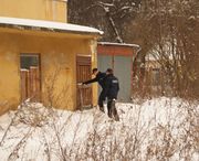 policjanci w pustostanach