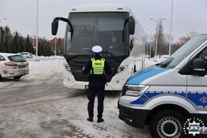 policjant przed autokarem