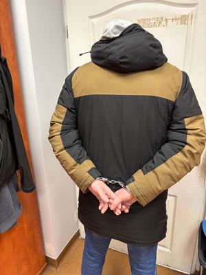 zatrzymany w asyście policjantów