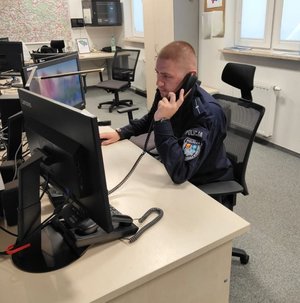 policjant przy komputerze