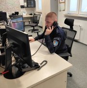 policjant przy komputerze