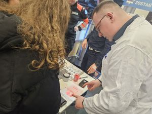 Policjanci na wydarzeniu „Vibe na Świętokrzyskie”: Wybierz służbę w regionie!