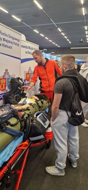 Policjanci na wydarzeniu „Vibe na Świętokrzyskie”: Wybierz służbę w regionie!