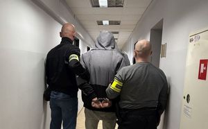 zatrzymany w asyście policjantów