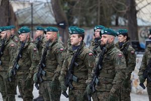 uczestnicy uroczystości pod pomnikiem żołnierzy armii krajowej w Kielcach