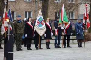 uczestnicy uroczystości pod pomnikiem żołnierzy armii krajowej w Kielcach