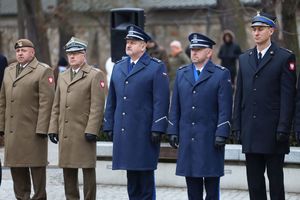 uczestnicy uroczystości pod pomnikiem żołnierzy armii krajowej w Kielcach