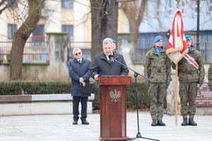 uczestnicy uroczystości pod pomnikiem żołnierzy armii krajowej w Kielcach