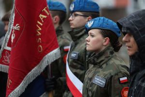 uczestnicy uroczystości pod pomnikiem żołnierzy armii krajowej w Kielcach