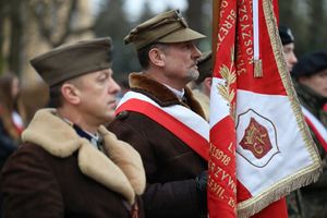 uczestnicy uroczystości pod pomnikiem żołnierzy armii krajowej w Kielcach