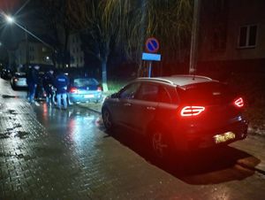dwa auta i policjanci