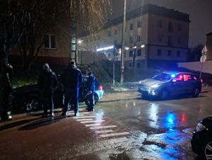 dwa auta i policjanci