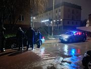 dwa auta i policjanci