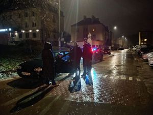 dwa auta i policjanci