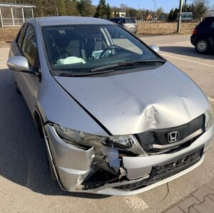 uszkodzony pojazd i tablica rejestracyjna