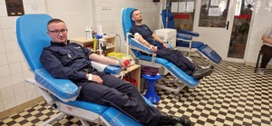 „Pomoc nie zna płci” – policjanci oddali krew