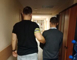 zatrzymany w asyście policjantów