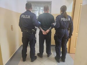 zatrzymany w asyście policjantów