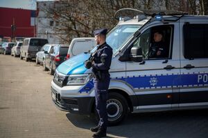 policjanci zabezpieczający targi