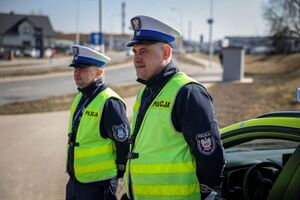 policjanci zabezpieczający targi