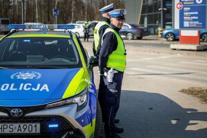 policjanci zabezpieczający targi