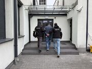 zatrzymany prowadzony przez policjantów