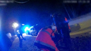 policjanci ratujący życie mężczyzny