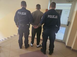 zatrzymany w asyście policjantów