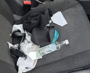 butelka po alkoholu i puszki