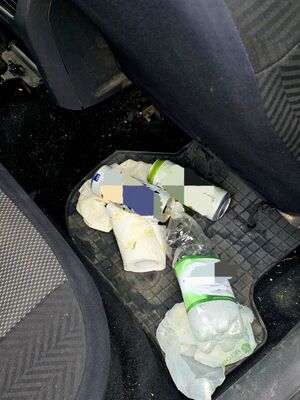 butelka po alkoholu i puszki