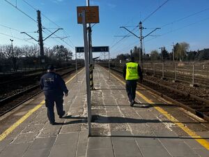 policjant i straż ochrony na peronie kolejowym