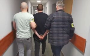 zatrzymany w asyście policjanta