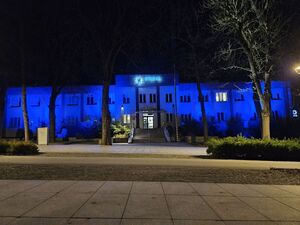 podświetlony na niebiesko budynek komendy