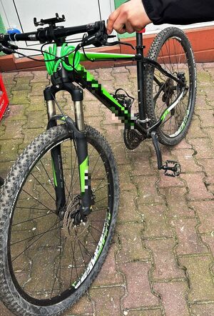 zatrzymany w asyście policjantów