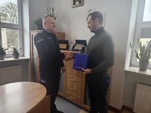 komendant wraz z obywatelem