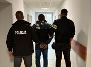 policjanci z zatrzymanym