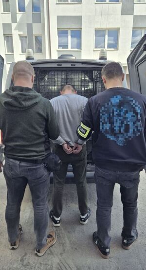 zatrzymany w asyście policjantów