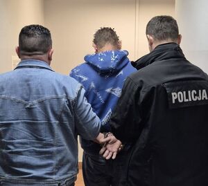zatrzymany w asyście policjantów