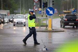 kierowanie ruchem drogowym oraz strzelanie z broni służbowej