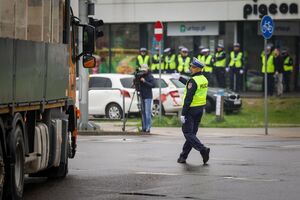 kierowanie ruchem drogowym oraz strzelanie z broni służbowej