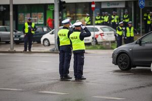 kierowanie ruchem drogowym oraz strzelanie z broni służbowej