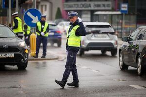 kierowanie ruchem drogowym oraz strzelanie z broni służbowej