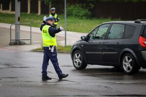 kierowanie ruchem drogowym oraz strzelanie z broni służbowej