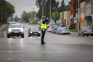 kierowanie ruchem drogowym oraz strzelanie z broni służbowej