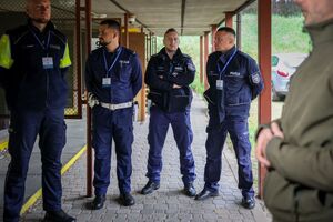 kierowanie ruchem drogowym oraz strzelanie z broni służbowej