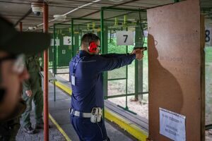 kierowanie ruchem drogowym oraz strzelanie z broni służbowej