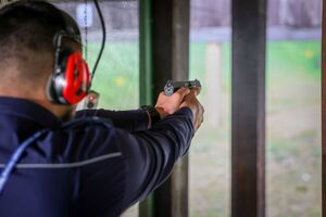 kierowanie ruchem drogowym oraz strzelanie z broni służbowej