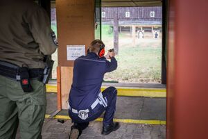 kierowanie ruchem drogowym oraz strzelanie z broni służbowej