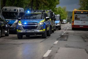 policjanci zabezpieczający mecz